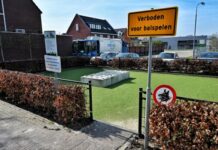 Gemeente sluit speelveld KVL af met betonblokken en verbodsbord Gemeente sluit speelveld KVL af met betonblokken en verbodsbord