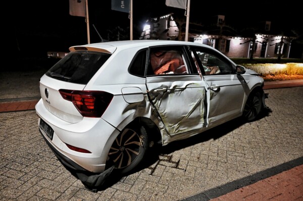 Auto in de kreukels na botsing met boom in Haaren (Update)