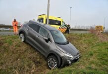 Auto raakt van snelweg A65 bij Heukelom Oisterwijk
