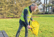 Burgemeester prikt afval voor Landelijke Opschoondag in Oisterwijk Burgemeester prikt afval voor Landelijke Opschoondag in Oisterwijk