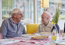 BS De Bunders bakt pannenkoeken voor ouderen in Oisterwijk