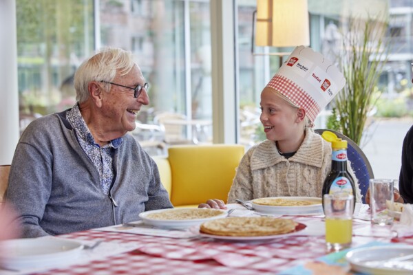 BS De Bunders bakt pannenkoeken voor ouderen in Oisterwijk