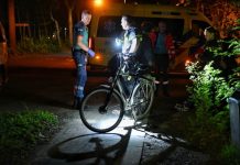 Zwart busje rijdt door na aanrijding in Oisterwijk Zwart busje rijdt door na aanrijding in Oisterwijk