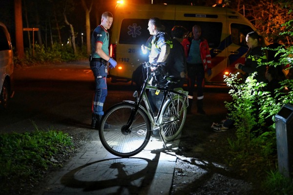 Zwart busje rijdt door na aanrijding in Oisterwijk