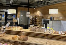 Lampenkappen van ingezamelde broodclips uit Oisterwijk Lampenkappen van ingezamelde broodclips uit Oisterwijk