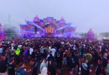 Bezoekers genieten ondanks regen van Rebirth Festival Haaren Bezoekers genieten ondanks regen van Rebirth Festival Haaren