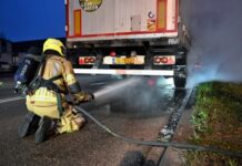 Vrachtwagen strand op industrieterrein Oisterwijk na brand bij wielen Vrachtwagen strand op industrieterrein Oisterwijk na brand bij wielen