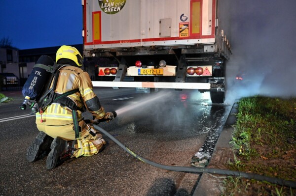 Vrachtwagen strand op industrieterrein Oisterwijk na brand bij wielen