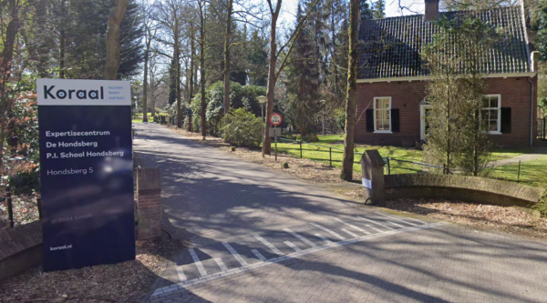 Jeugd gooit met stenen vanaf dak Hondsberg Oisterwijk