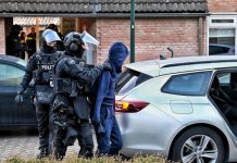 Meer dan 100 agenten bij aanhoudingen in Oisterwijk en Tilburg Meer dan 100 agenten bij aanhoudingen in Oisterwijk en Tilburg