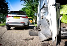 Pakketbezorger gewond na aanrijding in Heukelom Pakketbezorger gewond na aanrijding in Heukelom