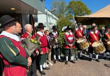 Burgemeester feliciteert 60-jarigen bij Gilde St. Joris Moergestel Burgemeester feliciteert 60-jarigen bij Gilde St. Joris Moergestel