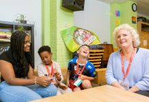 Vrijwilligers maken het verschil voor kinderen die zijn gevlucht Vrijwilligers maken het verschil voor kinderen die zijn gevlucht